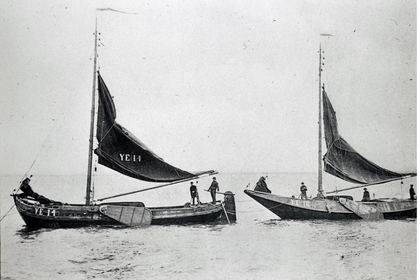 Foto: de YE-14 onder zeil, met zwaard (leeboard) zichtbaar — mogelijk de originele boegvorm