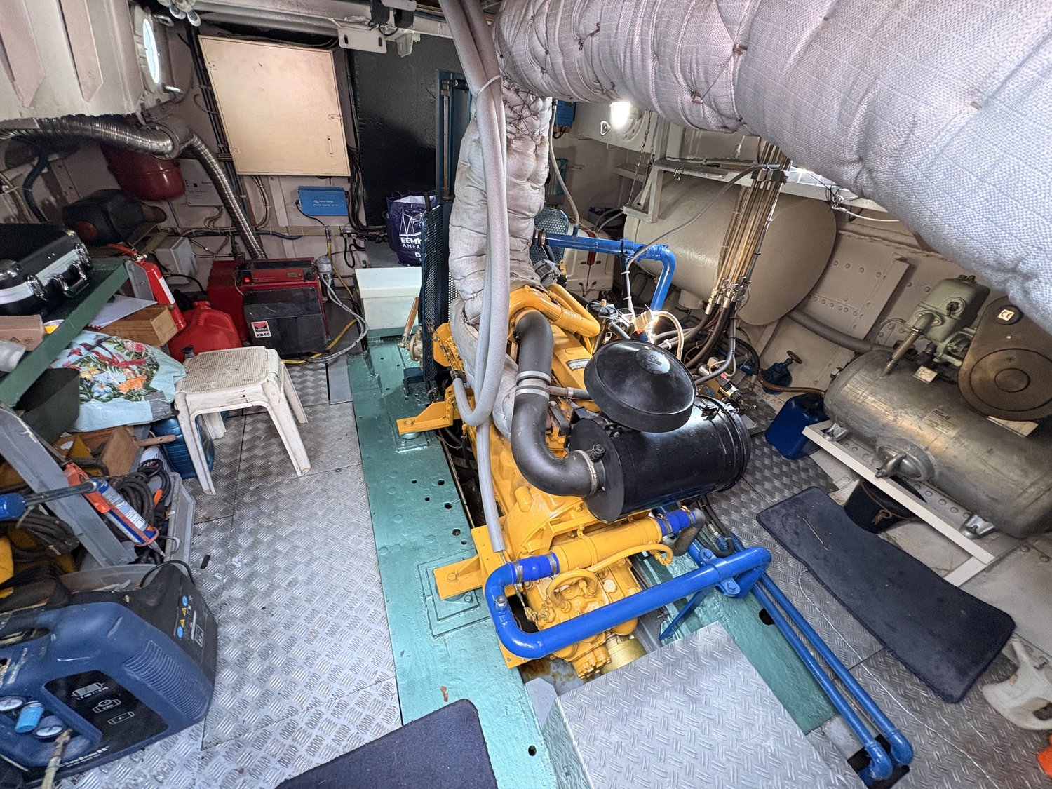 Motorruimte met John Deere motor en Victron omvormer