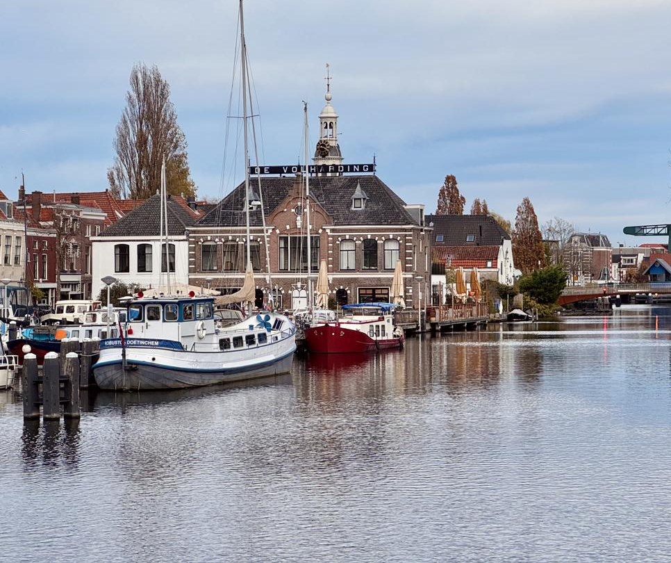 De Robusto in de haven van Leiden, bij De Volharding