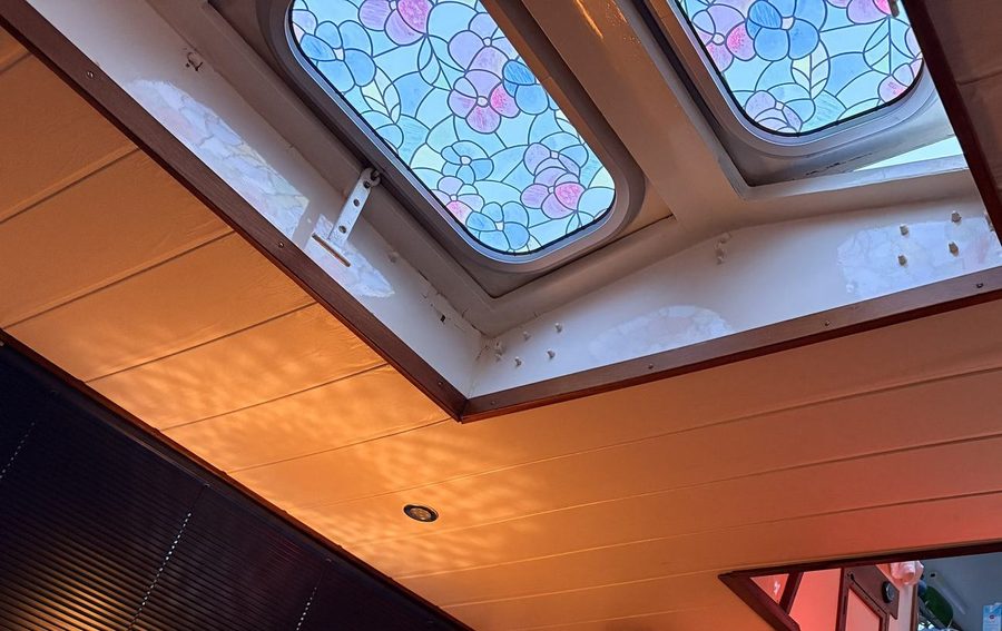Glas-in-lood daklichten en Tiffany-lamp aan boord