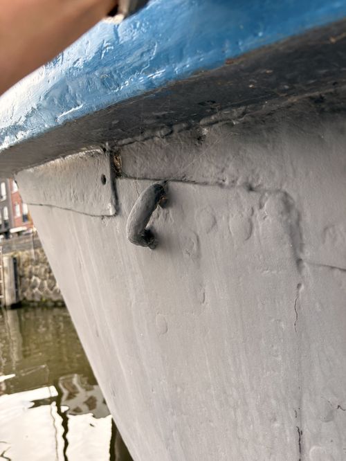 Bevestigingsoog laag op de boeg